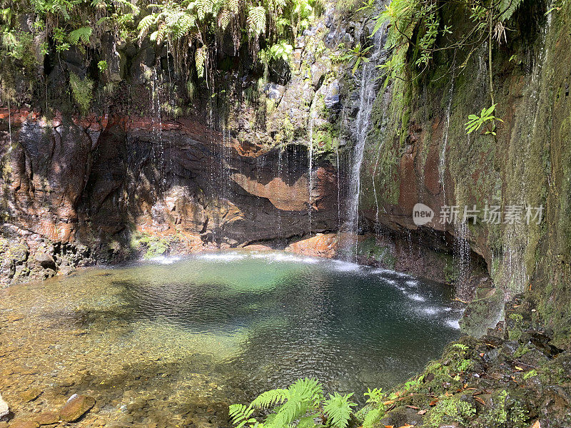 25 Fontes瀑布在山区附近Rabaçal和勒瓦达做里斯科步道马德拉岛在一个美丽的夏日
